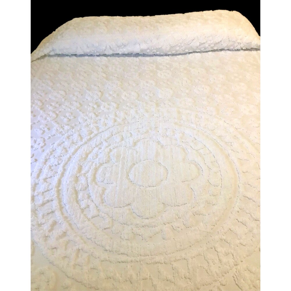Vtg Chenille Bedspread Full / Queen White Cotton Tuft Fringe Cottage Granny Core